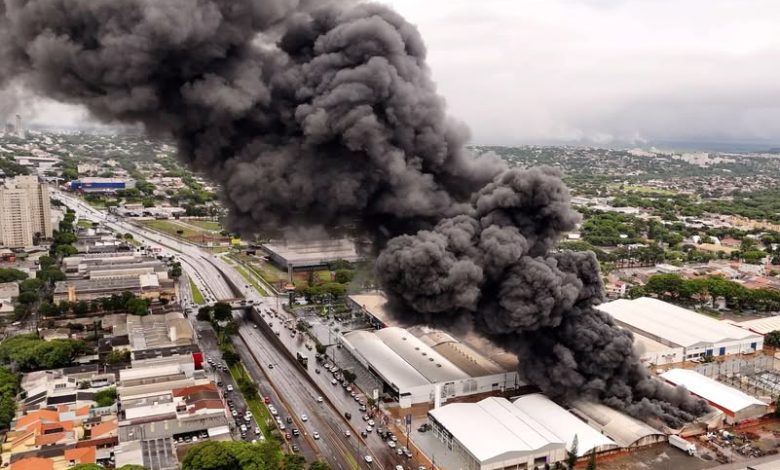 Incêndio destrói fábrica de autopeças em Maringá 1 incendio Incêndio destrói fábrica de autopeças em Maringá