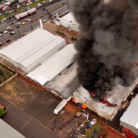 Incêndio destrói fábrica de autopeças em Maringá 2 incendio auto pecas Incêndio destrói fábrica de autopeças em Maringá