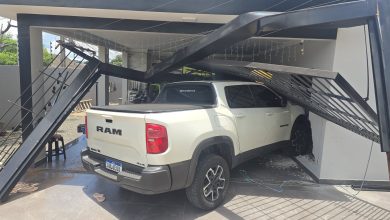 Caminhonete invade casa após colidir com outro veículo em Maringá 2 Foto de Caminhonete invade casa após colidir com outro veículo em Maringá