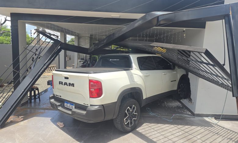 Caminhonete invade casa após colidir com outro veículo em Maringá 1 acidente casa Caminhonete invade casa após colidir com outro veículo em Maringá