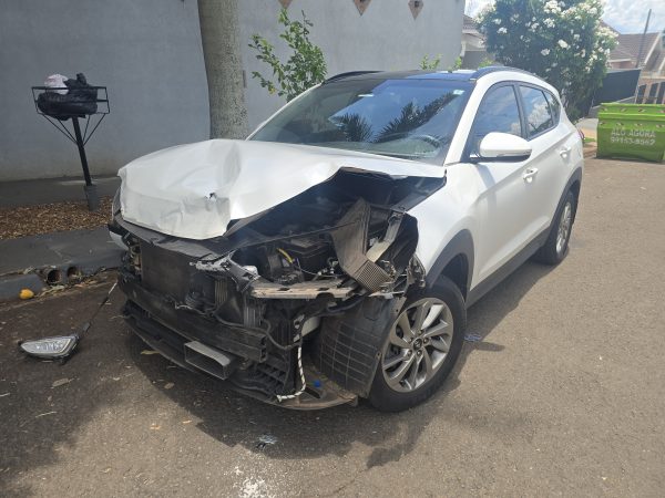 Caminhonete invade casa após colidir com outro veículo em Maringá 2 acidente casa maringa Caminhonete invade casa após colidir com outro veículo em Maringá