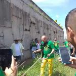 luciano hang Empresário Luciano Hang "o Véio da Havan" corta mato alto em rotatória defronte a loja que inaugura hoje em Maringá