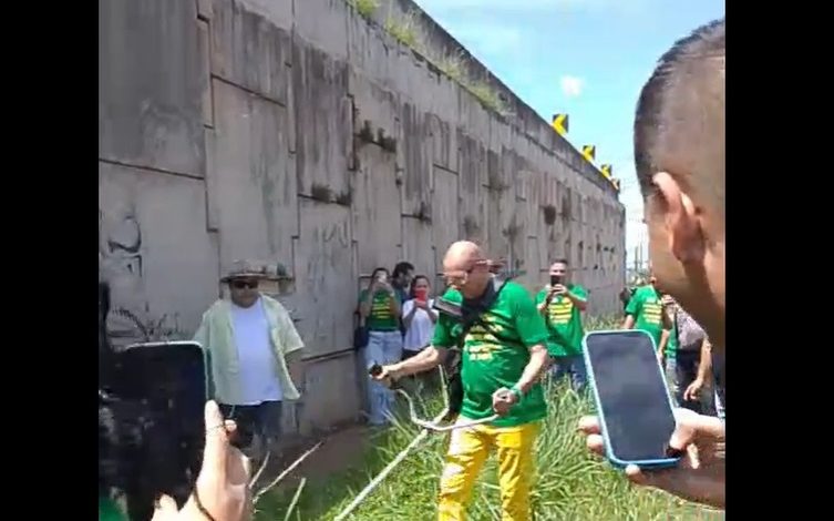 luciano hang Empresário Luciano Hang "o Véio da Havan" corta mato alto em rotatória defronte a loja que inaugura hoje em Maringá