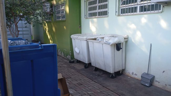 LIXO HOSPITALAR upa zona norte 2 Lixo hospitalar exposto