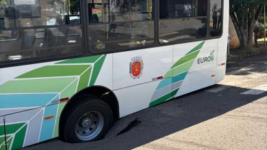 Foto de No meio do caminho mais um buraco