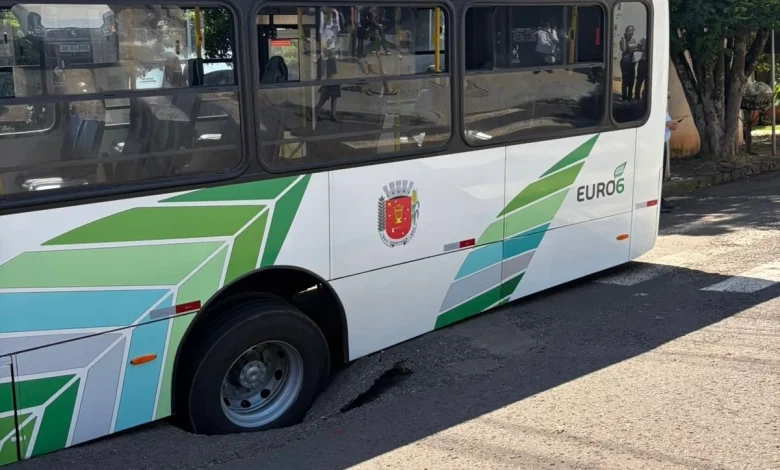 buraco asfalto cratera No meio do caminho mais um buraco