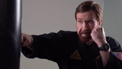 Foto de Chuck Norris, lenda dos filmes de ação, morre aos 86 anos