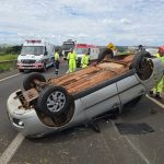 acidente marialva Grave acidente deixa mulher ferida após carro capotar várias vezes