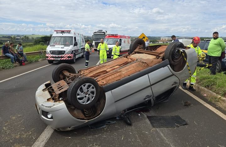 acidente marialva Grave acidente deixa mulher ferida após carro capotar várias vezes