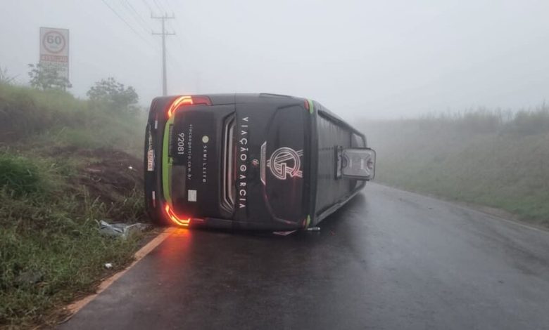 Tombamento de ônibus da Viação Garcia deixa feridos em Mandaguari 1 onibus garcia Tombamento de ônibus da Viação Garcia deixa feridos em Mandaguari