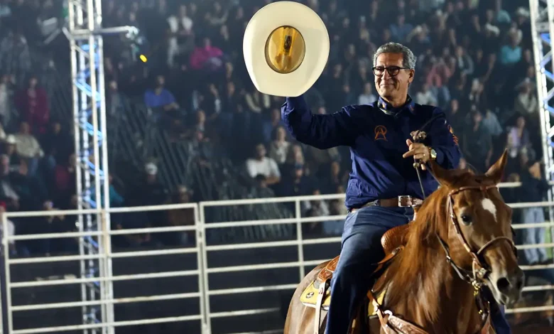 rodeio henrique Expoingá 2026 encerra programação com grande final do rodeio e arena lotada