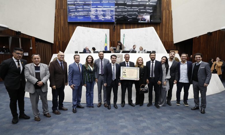 WhatsApp Image 2026 07 01 at 08.29.33 Henrique Pinto recebe Título de Cidadão Benemérito do Paraná por trajetória de contribuição ao desenvolvimento do Estado