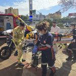 atropelamento Conversão repentina de automóvel provoca grave acidente e deixa mãe e filho feridos
