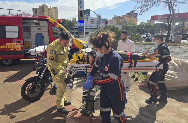 Conversão repentina de automóvel provoca grave acidente e deixa mãe e filho feridos 1 atropelamento Conversão repentina de automóvel provoca grave acidente e deixa mãe e filho feridos