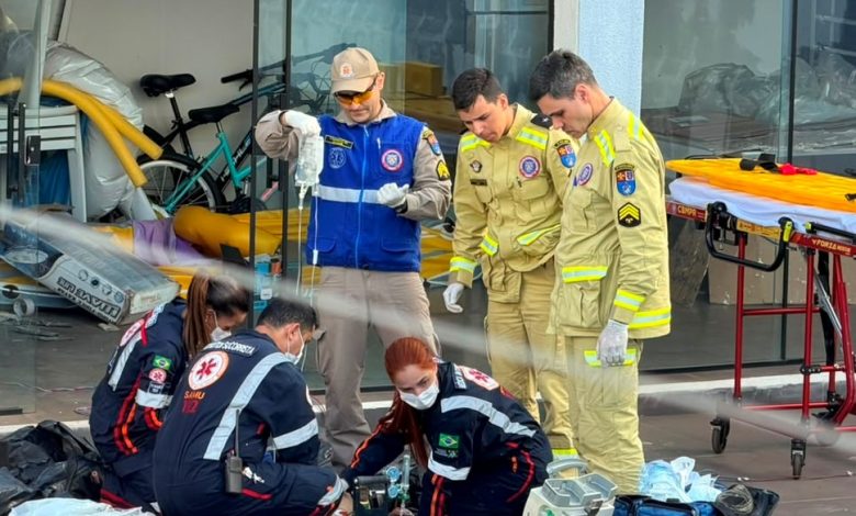 Comerciante de 72 anos morre após cair de escada enquanto pintava telhado 1 queda Comerciante de 72 anos morre após cair de escada enquanto pintava telhado