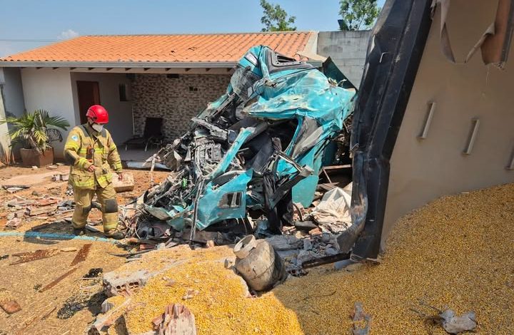 acidente 1 Grave acidente entre carreta e van mobiliza grande aparato de socorro em rodovia