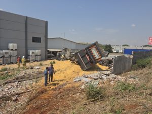 acidente pr 317 Grave acidente entre carreta e van mobiliza grande aparato de socorro em rodovia