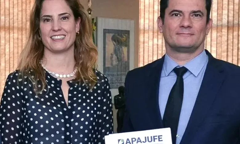 CNJ condena juíza substituta de Moro a 2 anos de afastamento de suas funções 1 gabriela hard e sergio moro CNJ condena juíza substituta de Moro a 2 anos de afastamento de suas funções