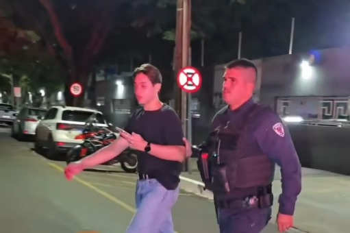 vitor hugo Motoboy sofre parada cardíaca após acidente na Vila Bosque; carro arrastou moto por mais de 70 metros