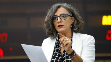 Foto de Vereadora Ana Lúcia entrega documento a vereadores, desconstrói denúncias e reforça defesa