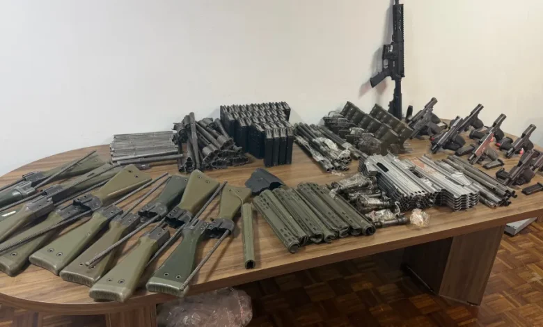 Hangar próprio e empresas falsas: Como uma família do Paraná criou rota logística para enviar armas ao RJ 1 armas Hangar próprio e empresas falsas: Como uma família do Paraná criou rota logística para enviar armas ao RJ