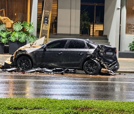 Carro de luxo fica destruído após ser atingido por outro veículo 1 carro de luxo Carro de luxo fica destruído após ser atingido por outro veículo