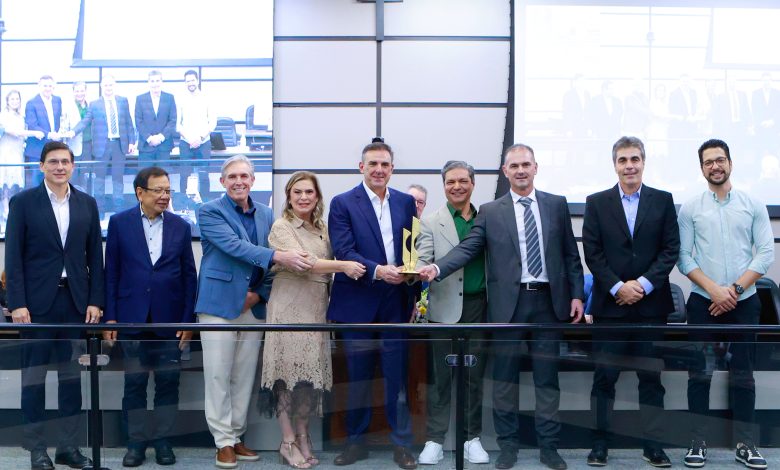 Câmara de Maringá homenageia Distribuidora Virgínia pelos 75 anos de história em noite marcada pela emoção e gratidão 1 20261008 cmm 397e Câmara de Maringá homenageia Distribuidora Virgínia pelos 75 anos de história em noite marcada pela emoção e gratidão