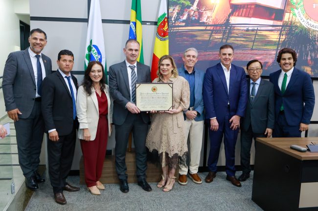 Câmara de Maringá homenageia Distribuidora Virgínia pelos 75 anos de história em noite marcada pela emoção e gratidão 2 20261008 cmm 644e Câmara de Maringá homenageia Distribuidora Virgínia pelos 75 anos de história em noite marcada pela emoção e gratidão