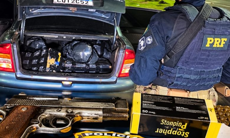 6acc187cbd4310.71837519 Perseguição termina com acidente, motorista ferido, apreensão de 320 quilos de maconha e pistola