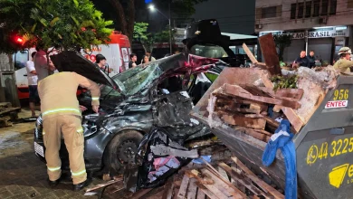 Foto de Carro com sete pessoas, duas no porta-malas, bate contra contêiner em Maringá; motorista de 19 anos e adolescente são intubadas