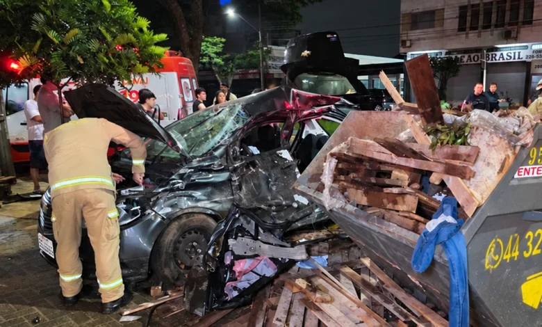Carro com sete pessoas, duas no porta-malas, bate contra contêiner em Maringá; motorista de 19 anos e adolescente são intubadas 1 acidente Carro com sete pessoas, duas no porta-malas, bate contra contêiner em Maringá; motorista de 19 anos e adolescente são intubadas