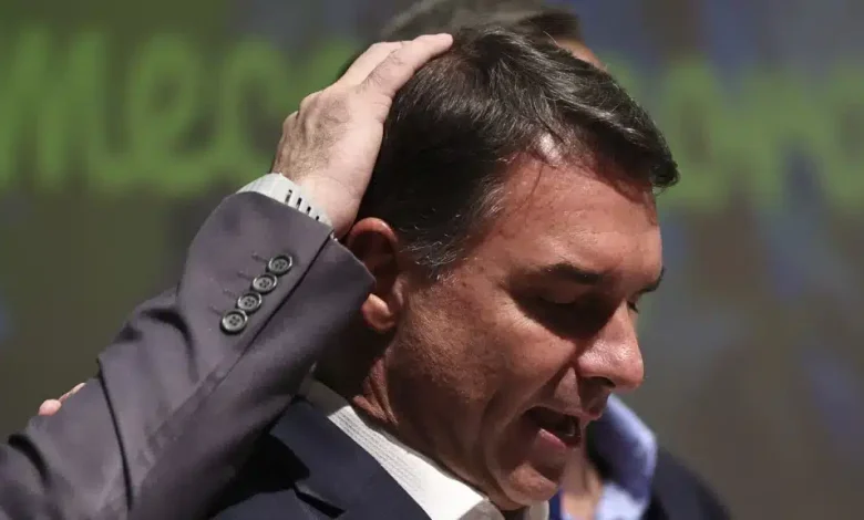 Site argentino diz que Flávio Bolsonaro teria fugido para os EUA de jatinho após atravessar fronteira 1 flavio bolsonaro Site argentino diz que Flávio Bolsonaro teria fugido para os EUA de jatinho após atravessar fronteira