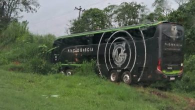 Foto de Ônibus da Viação Garcia com 50 passageiros sai da pista na BR 376