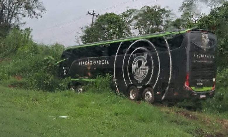 onibus Ônibus da Viação Garcia com 50 passageiros sai da pista na BR 376